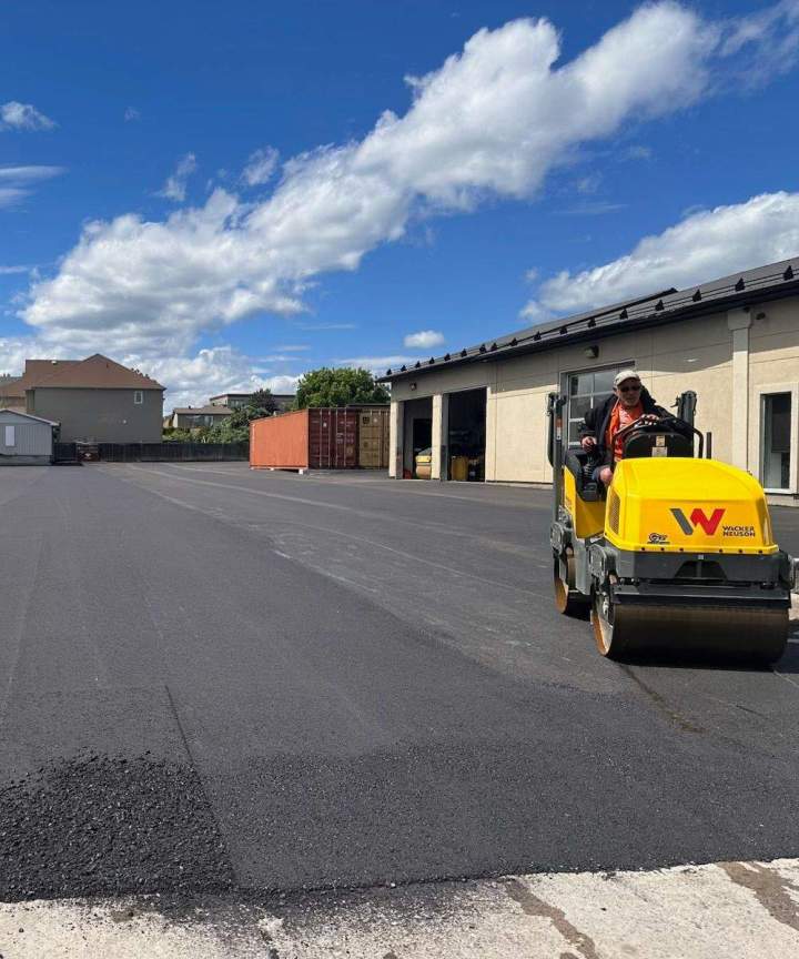 Donnez une seconde vie à vos surfaces avec nos experts en resurfaçage d’asphalte